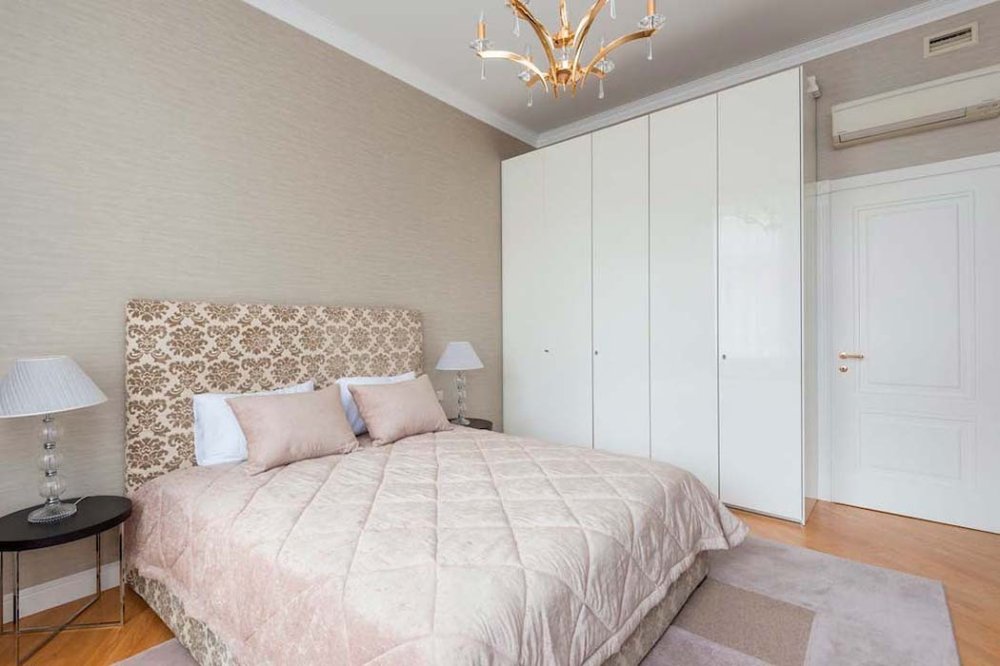 Шкаф в спальню из крашенного МДФ белого цвета, SS-003