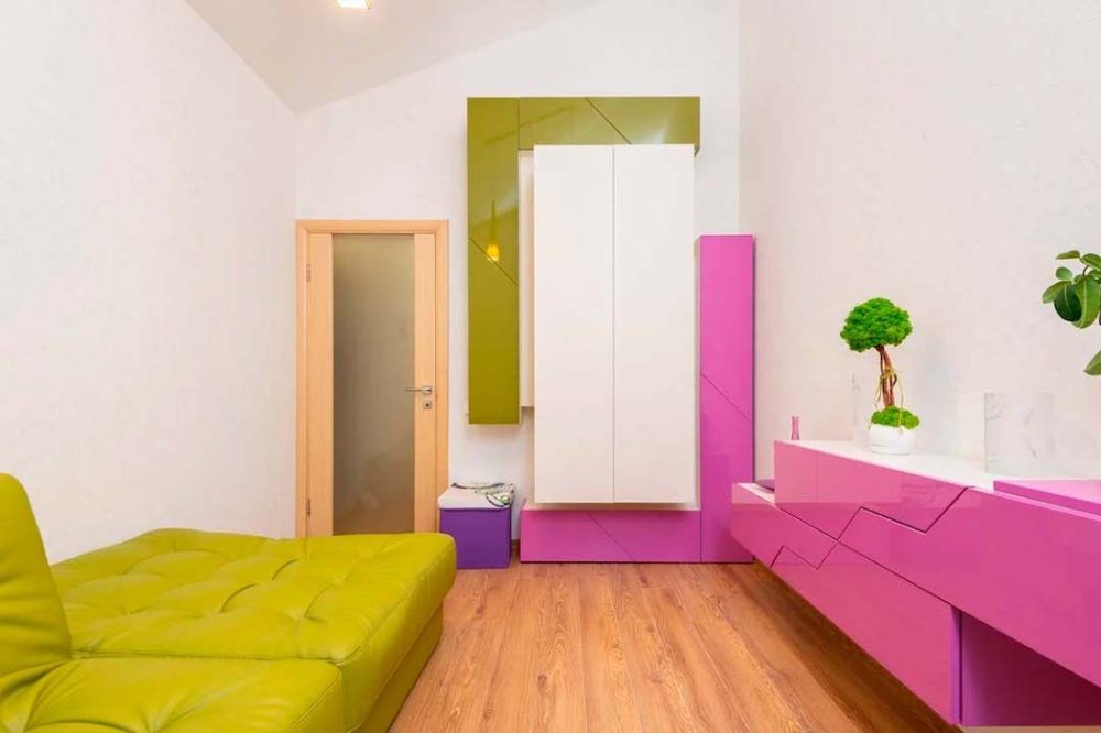 Яркий шкаф в спальню с фасадами из крашенного МДФ, SS-005