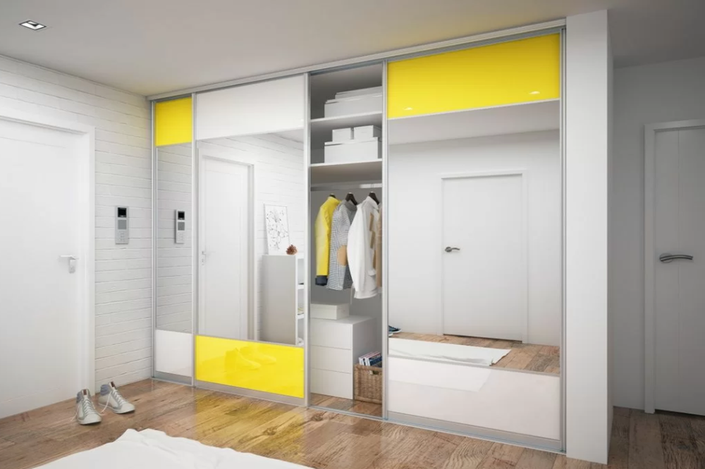 3-х дверный встроенный шкаф-купе с лакобелем и зеркалом, VSK-003