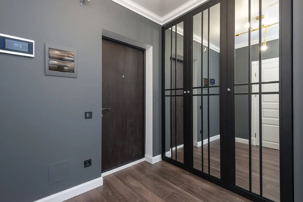 Зеркальный шкаф в прихожую из крашенного МДФ, SP-003