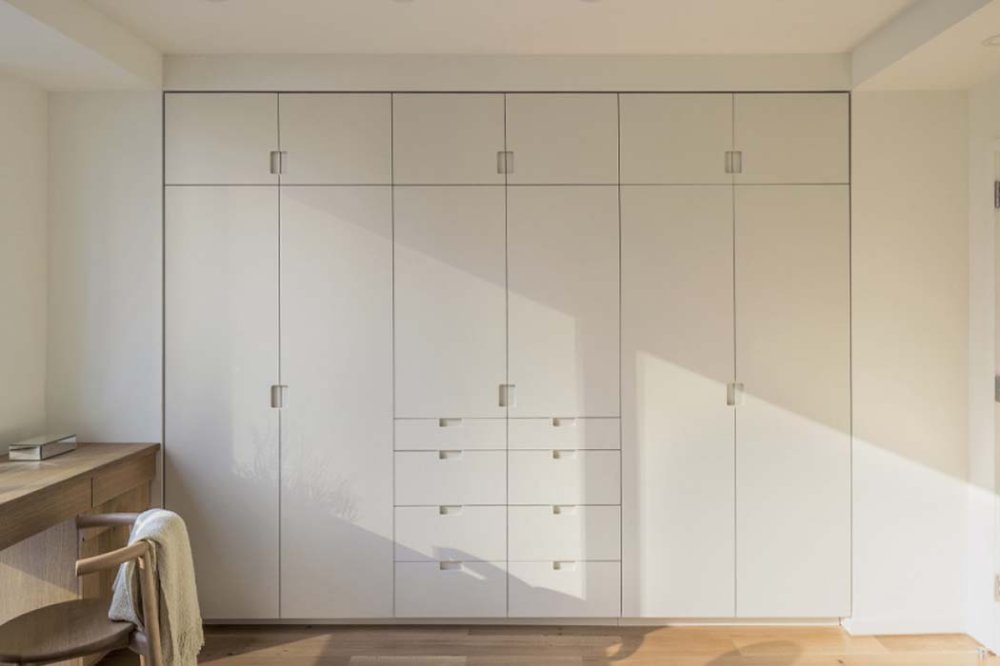 Распашной встроенный шкаф белого цвета, VS-004