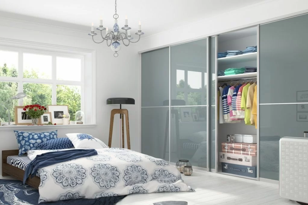 Встроенный шкаф-купе с фасадами из лакобеля с делением, VSK-001