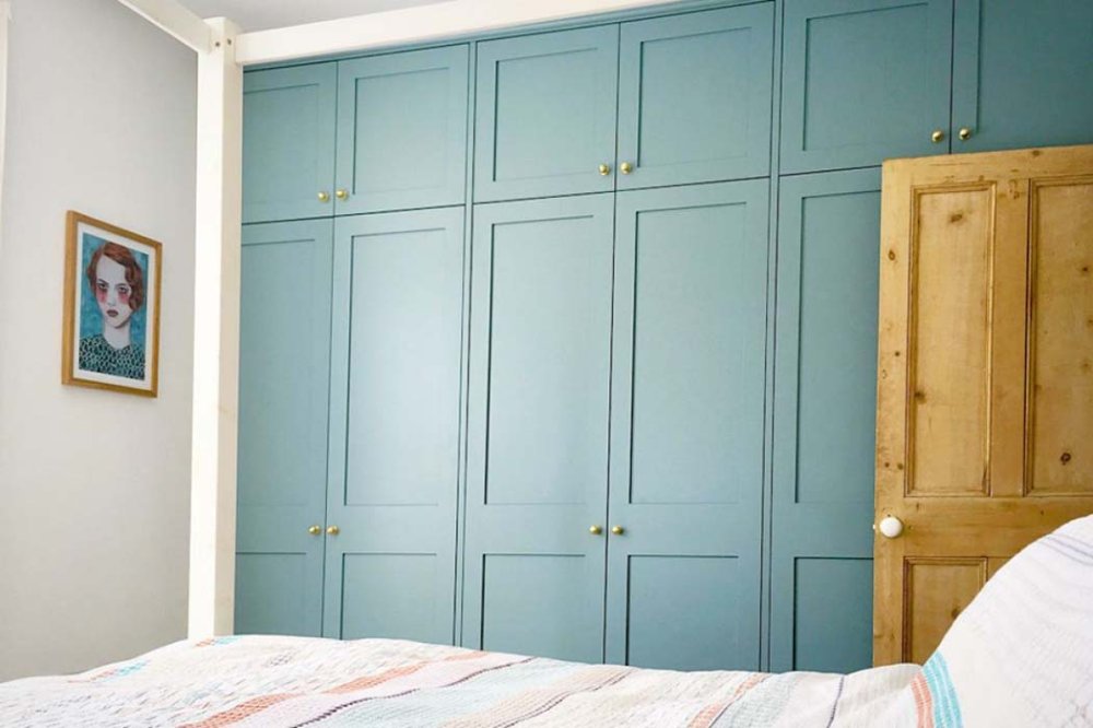 Большой встроенный шкаф с дверями из рамочного крашенного МДФ, VS-003