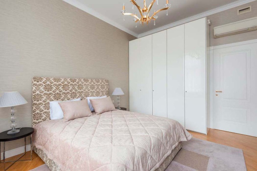 Шкаф в спальню из крашенного МДФ белого цвета, SS-003