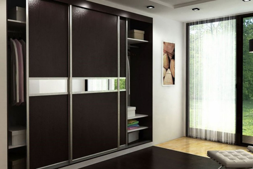 Встроенный шкаф-купе с дверями из ЛДСП и зеркальными вставками, VSK-007