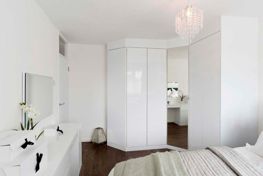 Распашной угловой шкаф с дверями из акрила глянец и зеркалом в Z-профиле, US-005