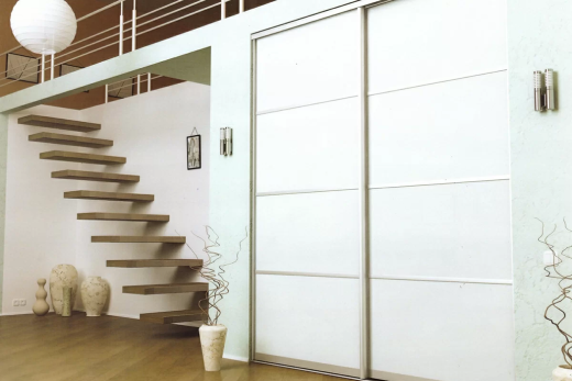 Встроенный шкаф-купе с фасадами из лакобеля, VSK-006