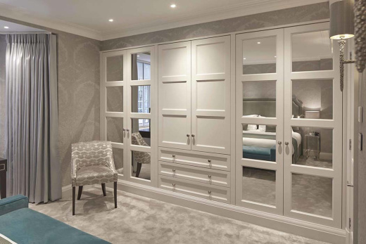 Встроенный шкаф в спальню из крашенного МДФ с зеркалом, VS-007